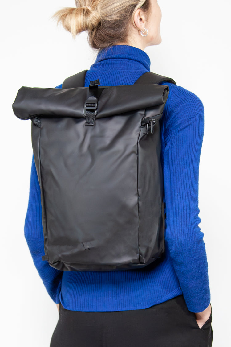 Wayks Day Pack Mini sleek black On Model Back#colour_sleek-black