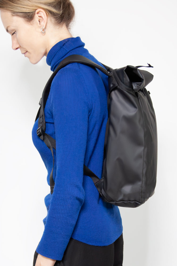 Wayks Day Pack Mini sleek black On Model Side#colour_sleek-black