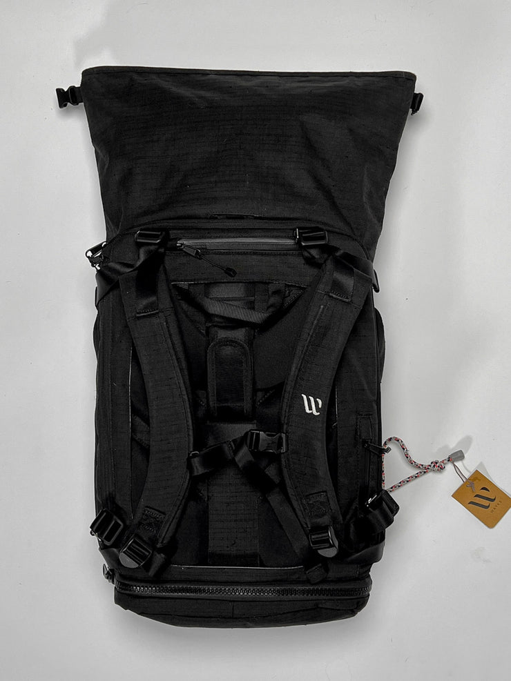 Adopt 23-07: Day Pack Original Black with defect + Mat Strap